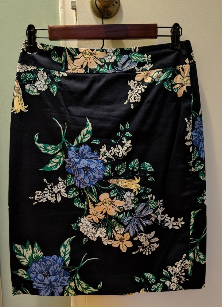 Ann Taylor Dark Navy Blue Floral skirt, size 2